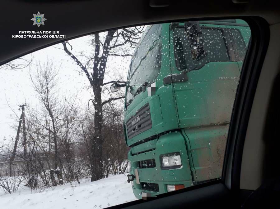 На Кіровоградщині патрульні затримали водія вантажівки, рівень алкоголю в крові якого в 14 разів перевищував норму. ФОТО