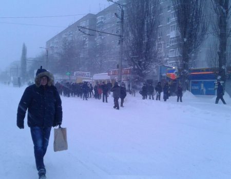 У Кропивницькому зранку знову шикувалися черги на зупинках, бо половина маршруток не завелася. ВІДЕО