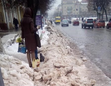 Завдяки комунальникам у центрі Кропивницького з’явилася зупинка з перешкодами. ФОТО. ВІДЕО