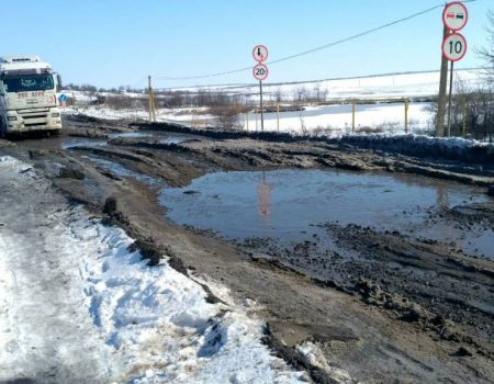 Люди обіцяють перекрити бетонними плитами ділянку шляху біля Возсіятського на трасі Миколаїв – Кропивницький. ВІДЕО