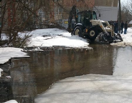 У Кропивницькому через порив ціла вулиця опинилася у воді. ФОТО