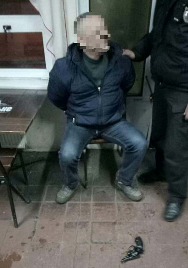 У Кропивницькому чоловік погрожував співмешканці зброєю. ФОТО