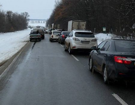 Під Новоархангельськом годину близько ста машин чекали на завершення акції аграріїв. ФОТО. ВІДЕО