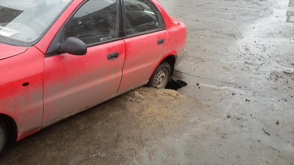 У Кропивницькому колесо автомобіля провалилося під асфальт. ФОТО, ВІДЕО