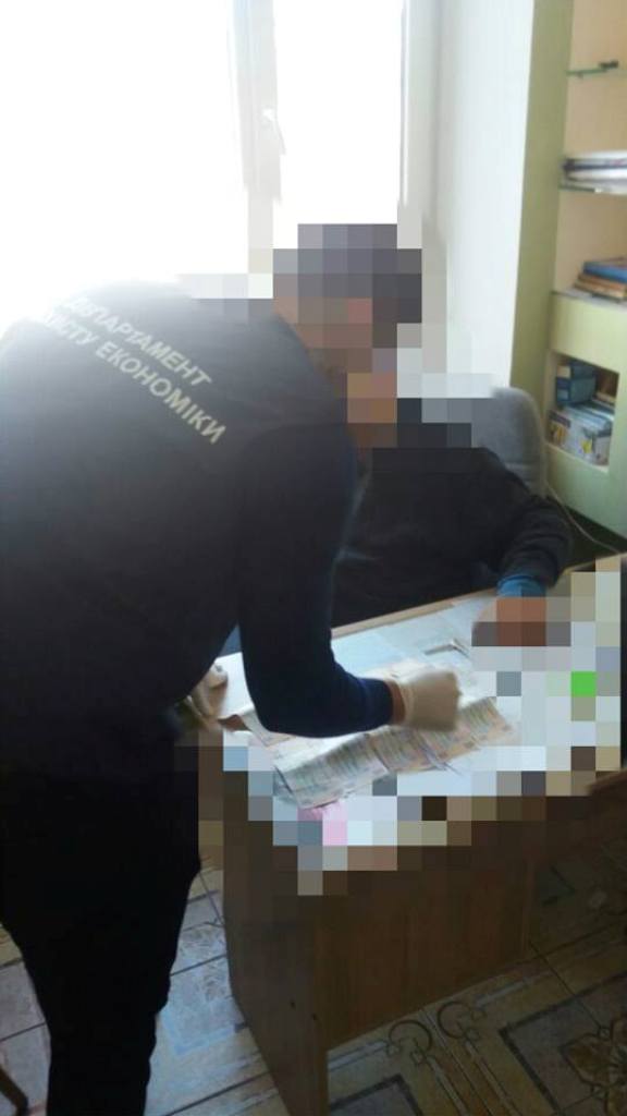 У Кропивницькому за підозрою у вимаганні хабара за довідку про неосудність затримали медика. ФОТО
