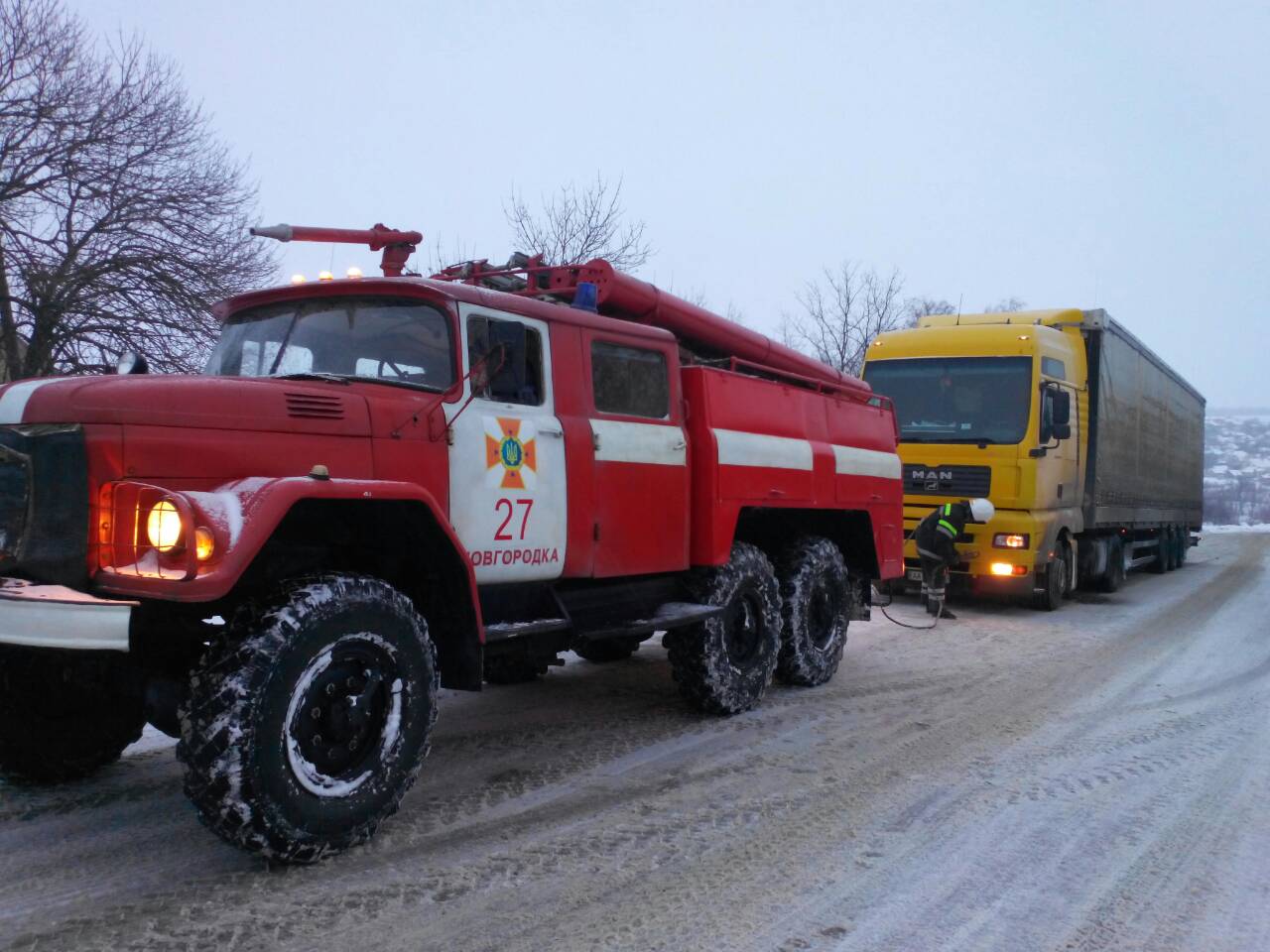 На Кіровоградщині в негоду рятувальники витягнули з заметів понад 100 автомобілів. ФОТО