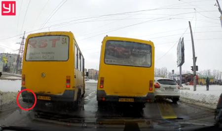 У Кропивницькому в маршрутки посеред дороги відвалилося колесо. ВІДЕО