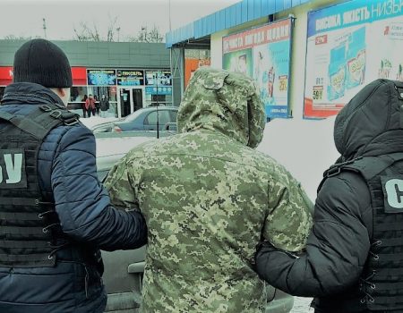 У Кропивницькому сержант продавав украдені у військовій частині портативні радіостанції, але недовго… ФОТО