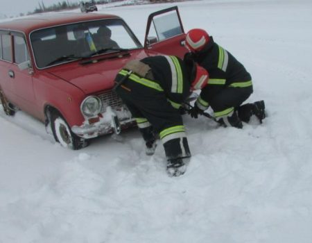 Як рятувальники Кіровоградщини витягали автомобілі зі снігу. ФОТО