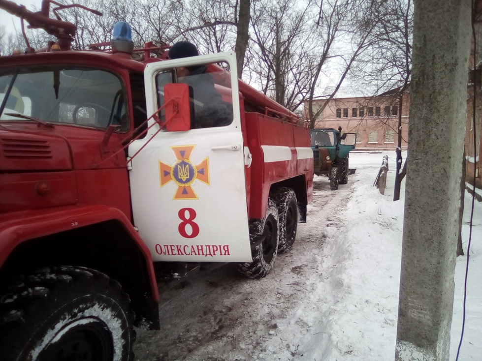 Як рятувальники Кіровоградщини витягали автомобілі зі снігу. ФОТО