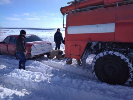 На Кіровоградщині рятувальники вилучили зі складних ділянок дороги 74 автомобілі. ФОТО