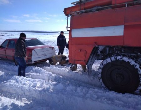 На Кіровоградщині рятувальники вилучили зі складних ділянок дороги 74 автомобілі. ФОТО