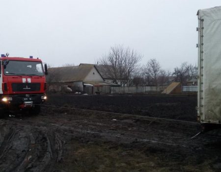 Бездоріжжя: за добу рятувальники витягнули з багнюки вісім автівок. ФОТО