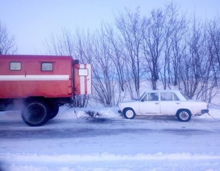 На Кіровоградщині рятувальники продовжують відбуксовувати машини із ускладнених ділянок доріг. ФОТО