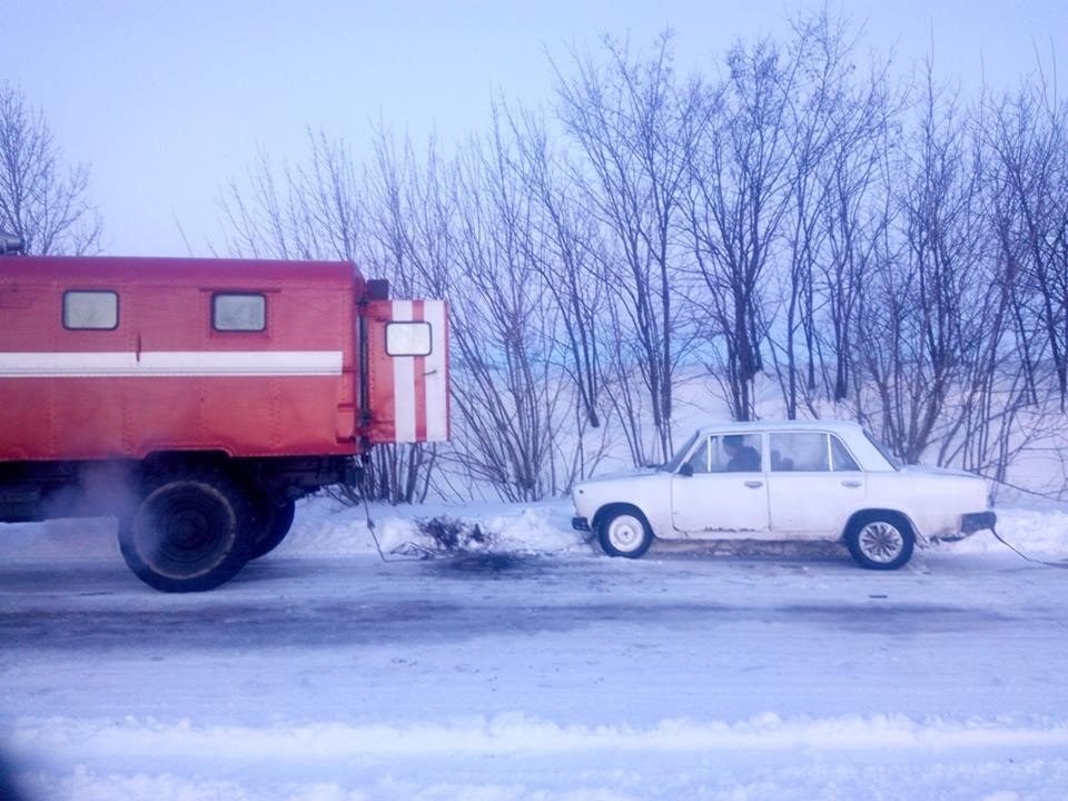 На Кіровоградщині рятувальники продовжують відбуксовувати машини із ускладнених ділянок доріг. ФОТО