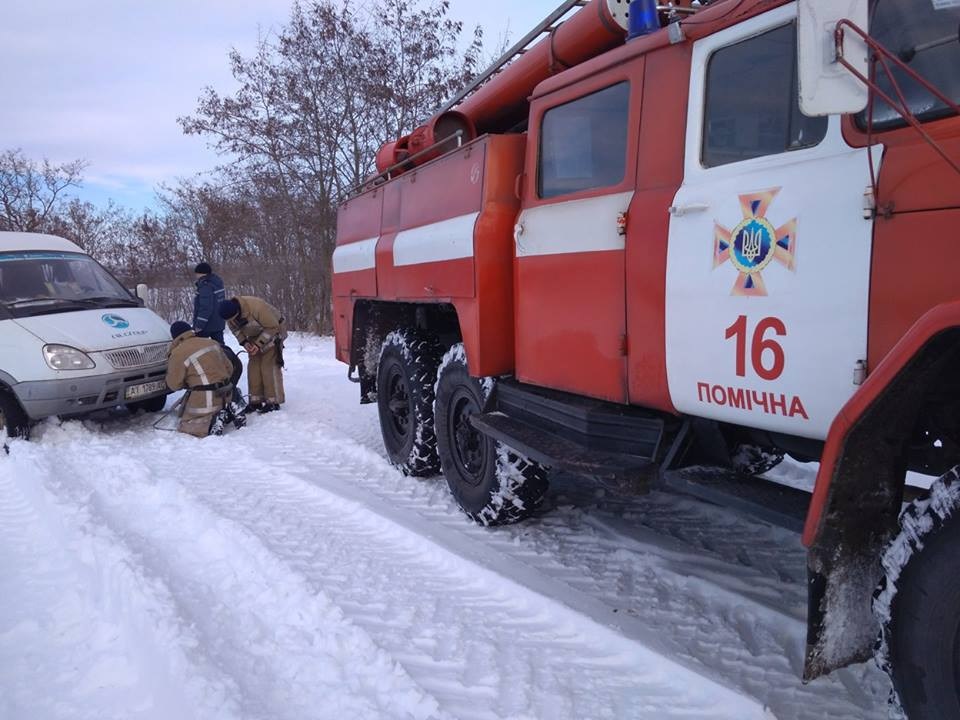 На Кіровоградщині рятувальники продовжують відбуксовувати машини із ускладнених ділянок доріг. ФОТО