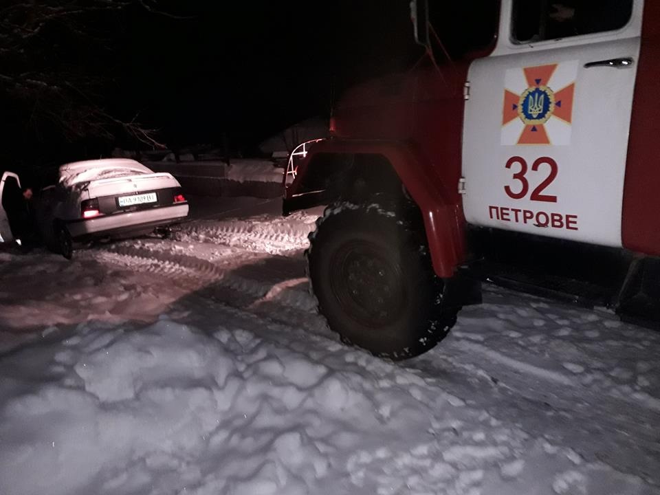 На Кіровоградщині рятувальники відбуксували 14 автомобілів на безпечні ділянки дороги. ФОТО