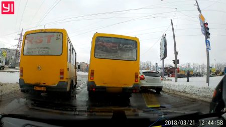 У Кропивницькому в маршрутки посеред дороги відвалилося колесо. ВІДЕО