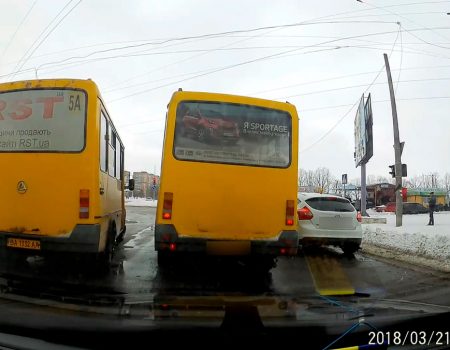 У Кропивницькому в маршрутки посеред дороги відвалилося колесо. ВІДЕО