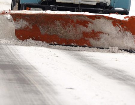 Сьогодні в Кропивницькому проїзд маршруток магістральними шляхами забезпечували 20 одиниць снігоприбиральної техніки