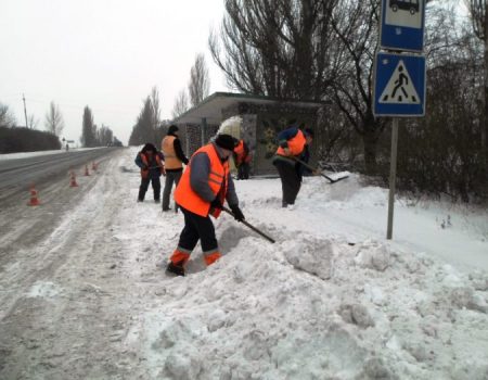 У Знам’янці до прибирання снігу залучили безробітних. ФОТО