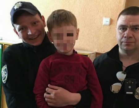 У Кропивницькому 5-річний малюк сам дістався дитсадка, поки його шукали батько й патрульні. ФОТО