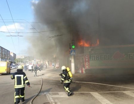 Пожежу на ринку “Босфор” загасили, згоріло майно трьох підприємців. ФОТО. ВІДЕО