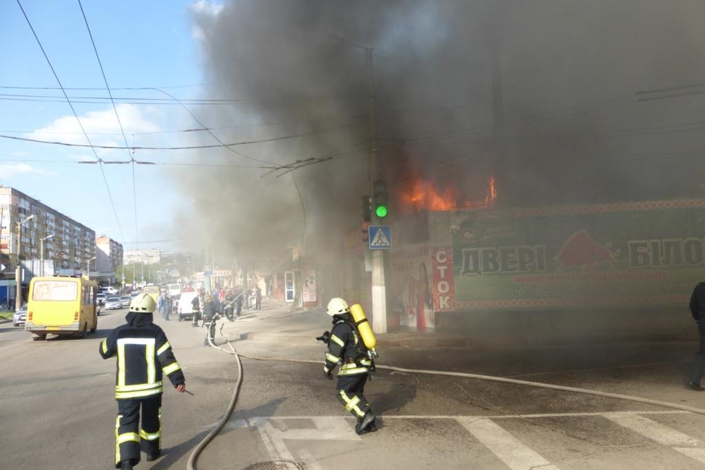 Пожежу на ринку &#8220;Босфор&#8221; загасили, згоріло майно трьох підприємців. ФОТО. ВІДЕО