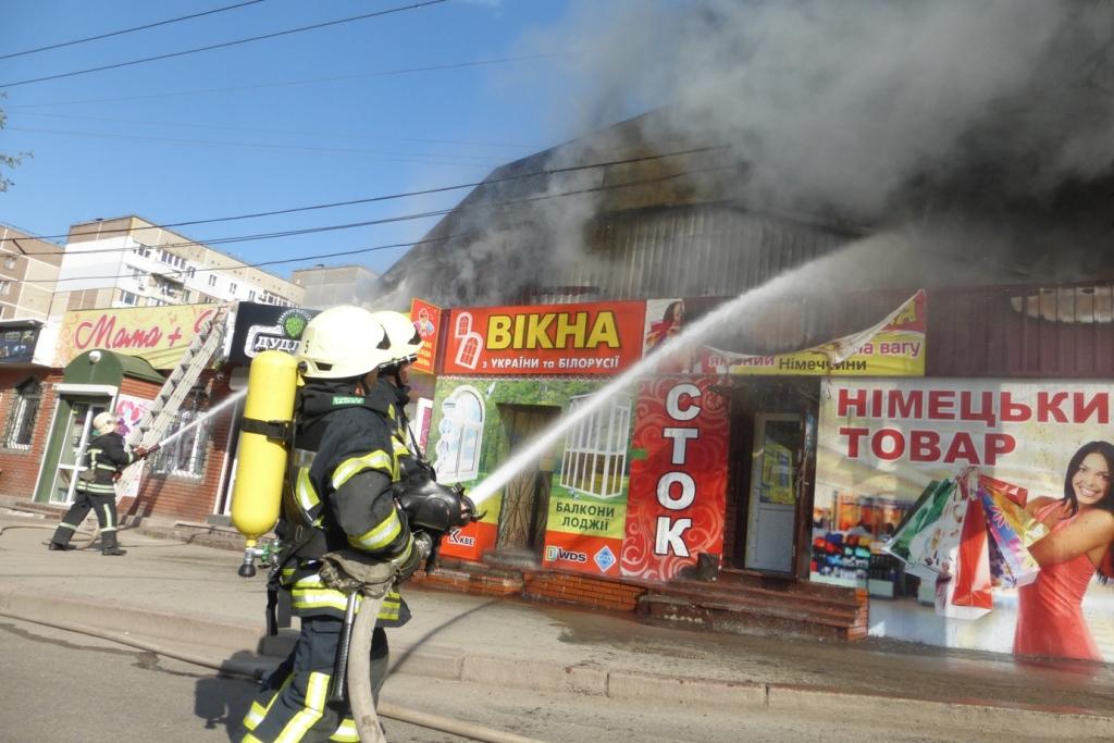 Пожежу на ринку &#8220;Босфор&#8221; загасили, згоріло майно трьох підприємців. ФОТО. ВІДЕО