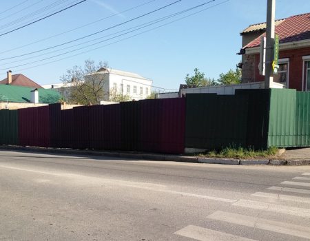 У Кропивницькому забудовники без дозволів перекрили прохід тротуаром. ФОТО