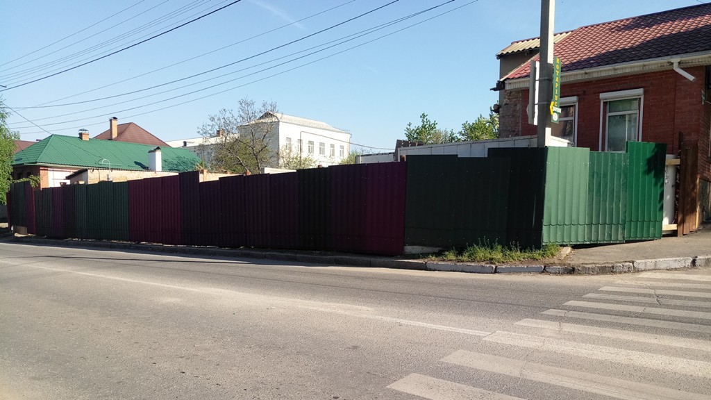 У Кропивницькому забудовники без дозволів перекрили прохід тротуаром. ФОТО