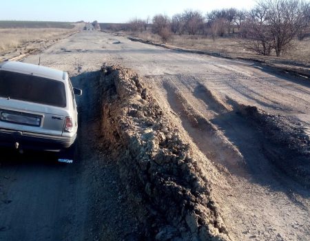 Закінчився пікет – закінчився ремонт: трасу Кропивницький-Миколаїв частково підсипали гравієм і на тому забули. ВІДЕО