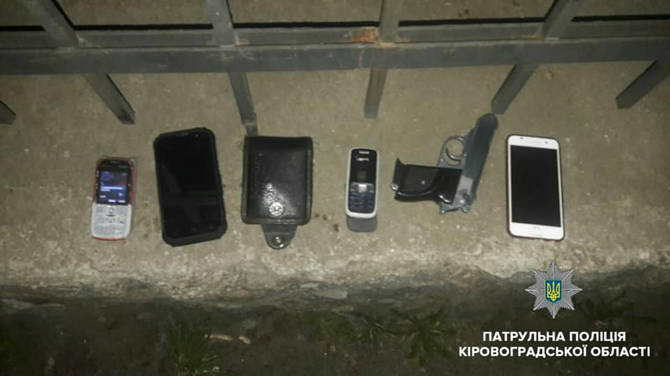 На Новомиколаївці молодики зі зброєю пограбували перехожих. ФОТО