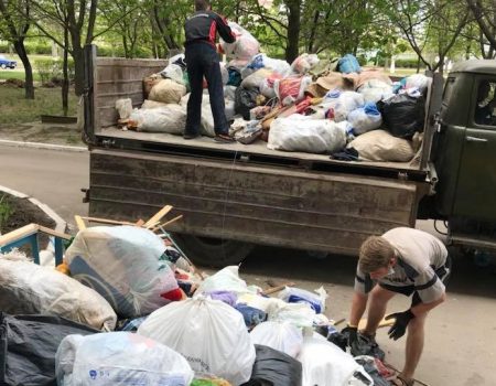 Активісти вивезли сміття з квартири хворої пенсіонерки, яке та збирала кількадесят років. ВІДЕО