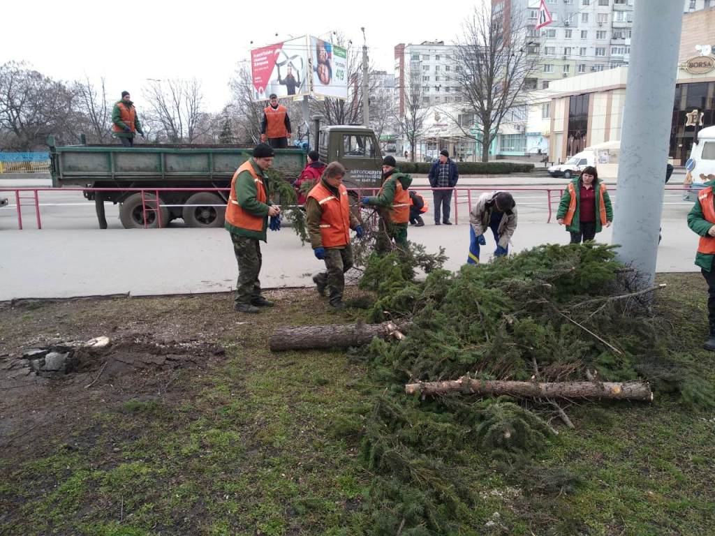 Повалені борди і дерева: наслідки негоди у Кропивницькому. ФОТО