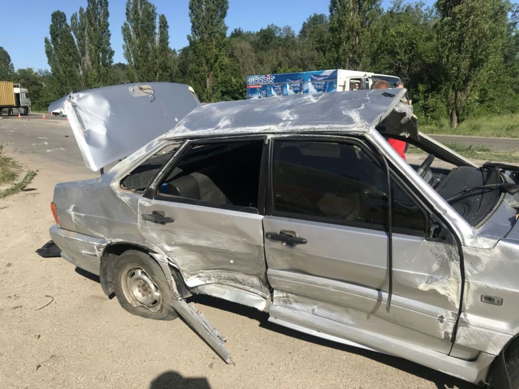 На Кіровоградщині сталася ДТП, одна автівка кілька разів перекинулась у повітрі. ФОТО
