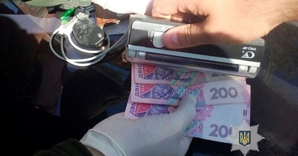 Військова прокуратура на здирництві затримала двох поліцейських у Кіровоградській області. ФОТО