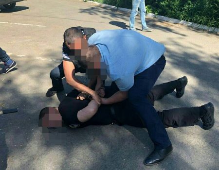 Військова прокуратура на здирництві затримала двох поліцейських у Кіровоградській області. ФОТО