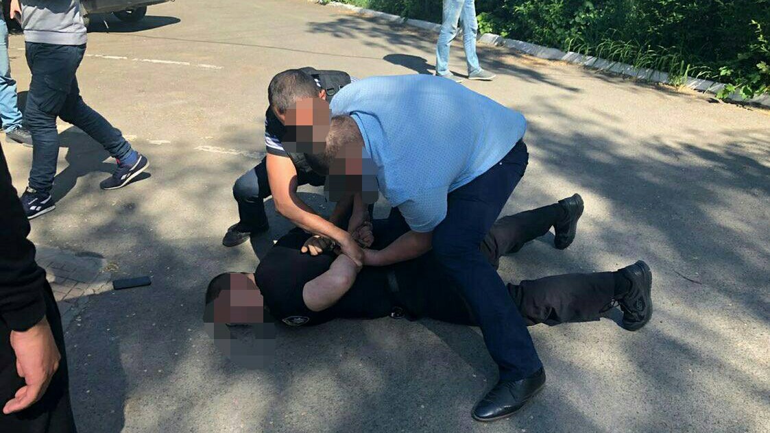 Військова прокуратура на здирництві затримала двох поліцейських у Кіровоградській області. ФОТО