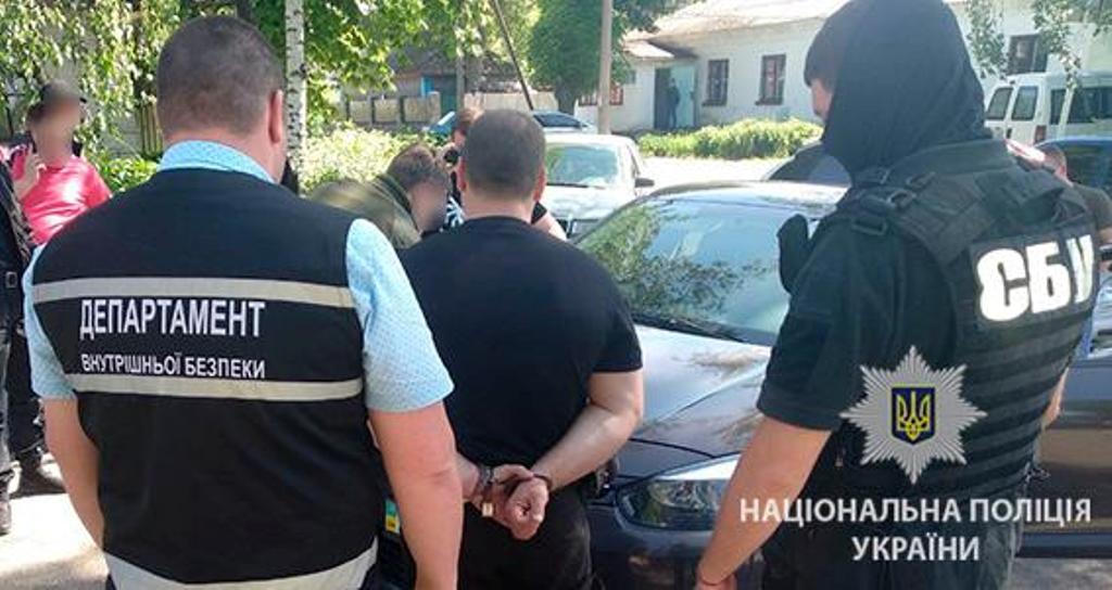 Військова прокуратура на здирництві затримала двох поліцейських у Кіровоградській області. ФОТО