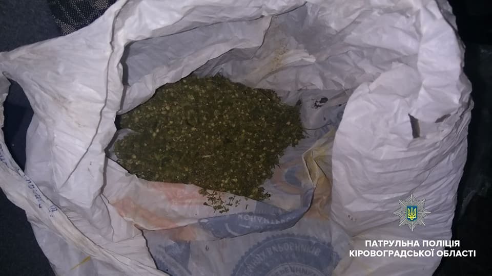 У Кропивницькому патрульні затримали автівку зі зброєю і наркотиками. ФОТО