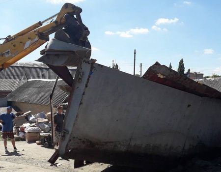 У Кропивницькому демонтували пункт прийому металобрухту, який приймав і каналізаційні люки. ФОТО