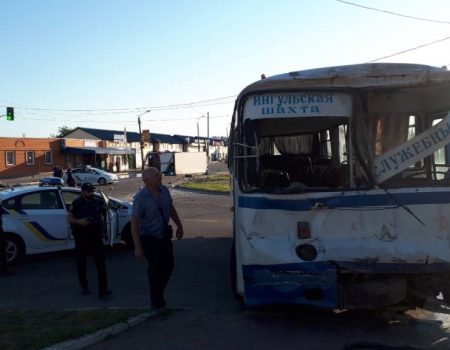 У Кропивницькому автобус, що перевозив гірників Інгульської шахти, потрапив у ДТП. ФОТО