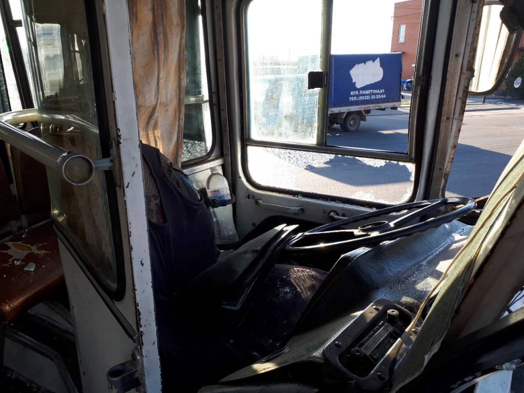 У Кропивницькому автобус, що перевозив гірників Інгульської шахти, потрапив у ДТП. ФОТО
