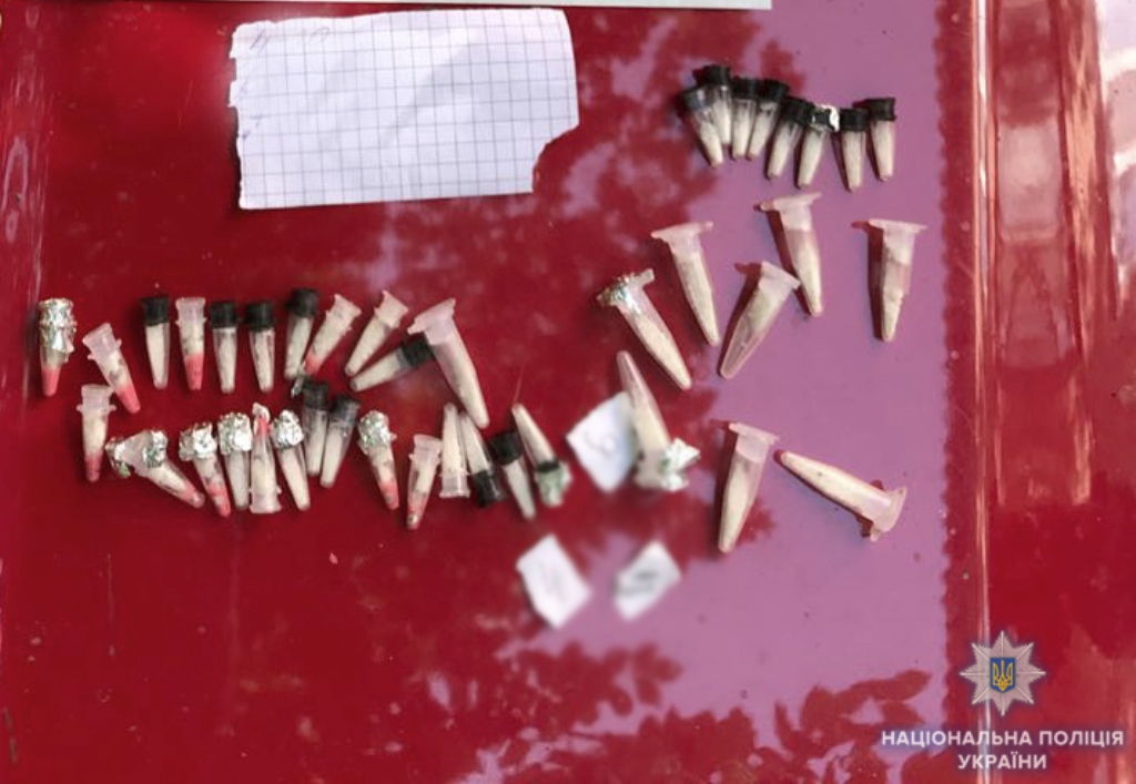 У двох жителів Кіровоградщини виявили понад понад 130 доз наркотиків та 5 одиниць зброї