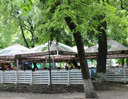 Через літній пивний майданчик сквер біля міськради перетворився на громадський туалет. ФОТО