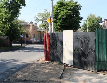 У Кропивницькому Спецінспекція склала протоколи на забудовницю, але паркан на тому ж місці