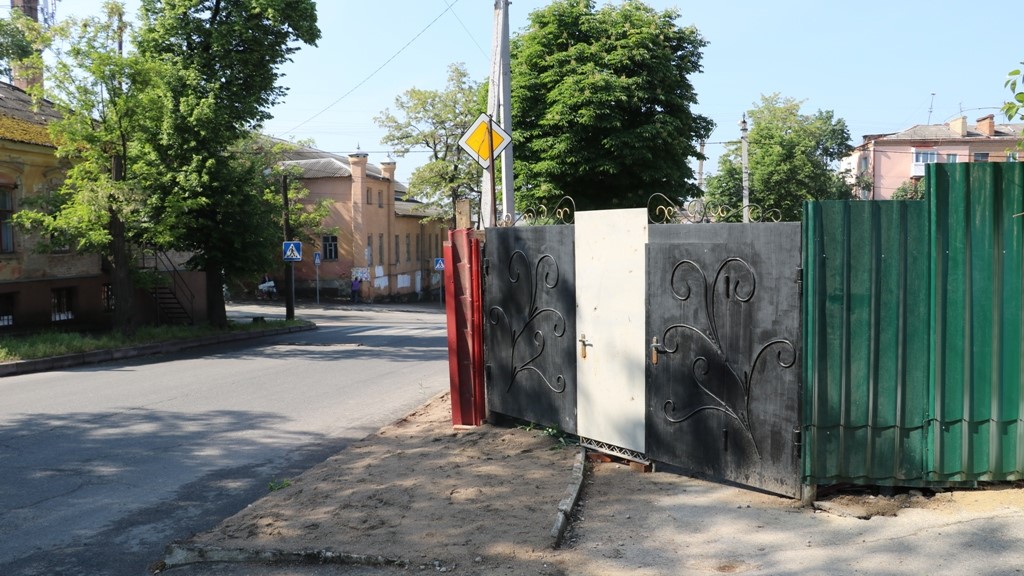 У Кропивницькому Спецінспекція склала протоколи на забудовницю, але паркан на тому ж місці