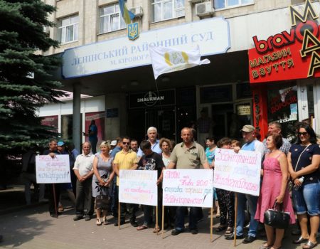 Бережинці пікетували суд, де «чорний» нотаріус оскаржує позбавлення ліцензії. ФОТО, ВІДЕО