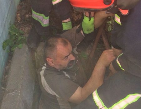 У Кропивницькому рятувальники допомогли чоловікові вибратись з погреба